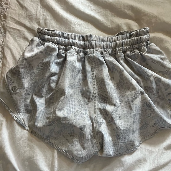 Lululemon white and grey patterned Hotty Hot Shorts - Picture 2 of 2